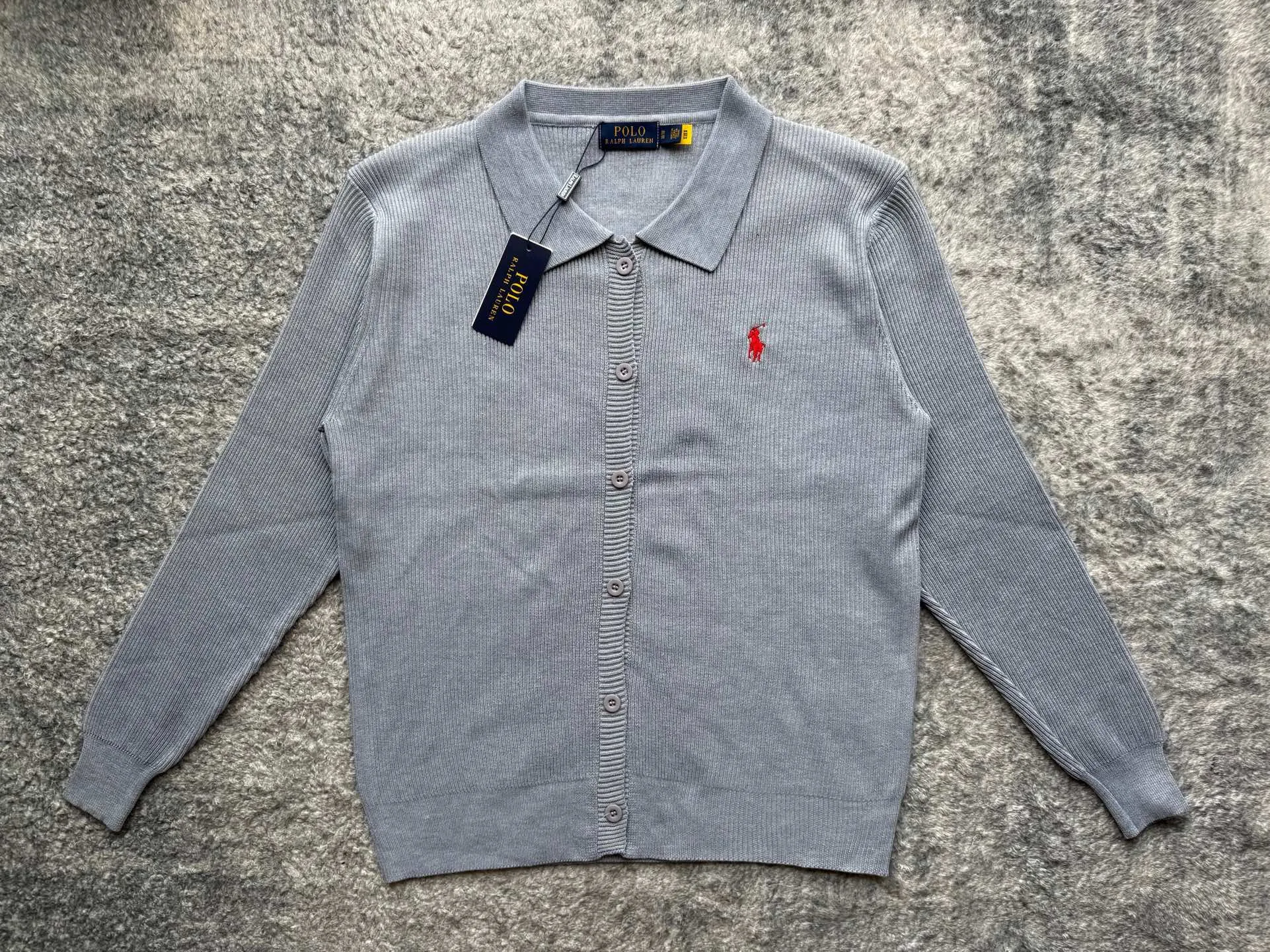 P230 Ralph Lauren/Ralph Lauren French retro men's polo knitted cardigan, old money style ~ polo knitted sweater, a heavy-weight item that can be warm at first but also cold at first, with 0-pressure skin-friendly experience. It can be layered with a high collar inside, making it easy to achieve advanced layering~ The colors of this series are very attractive, and it is an excellent item that can be worn for many years after buying it! The simple version design does not lose the highlights and beauty of the details. The knitted fabric is soft and comfortable, and it does not scratch the skin when worn close to the body. It has a light and sophisticated style! The flat knitting method is carefully arranged and combined to show the beauty of three-dimensional and stylish decoration, giving the garments a rich sense of layering. Comfort is cleverly integrated into elegant fashion. The upper body is flexible yet muscular, and the temperament is casual. The short, micro-profile box style interprets the most popular styles nowadays. The upper body can improve your temperament in one second! You can also tuck your top into your trousers to visually improve the wearability and make it fuller, covering your flesh and making you look slimmer without being bloated.  Color: Khaki Black Light Gray Length Bust Shoulder Width M 67 53 62 120-135 Jin L 69 55 63 135-150 Jin XL 70 56.5 64 150-165 Jin